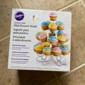 NEW Wilton - Mini desser 4 tier dessert stand